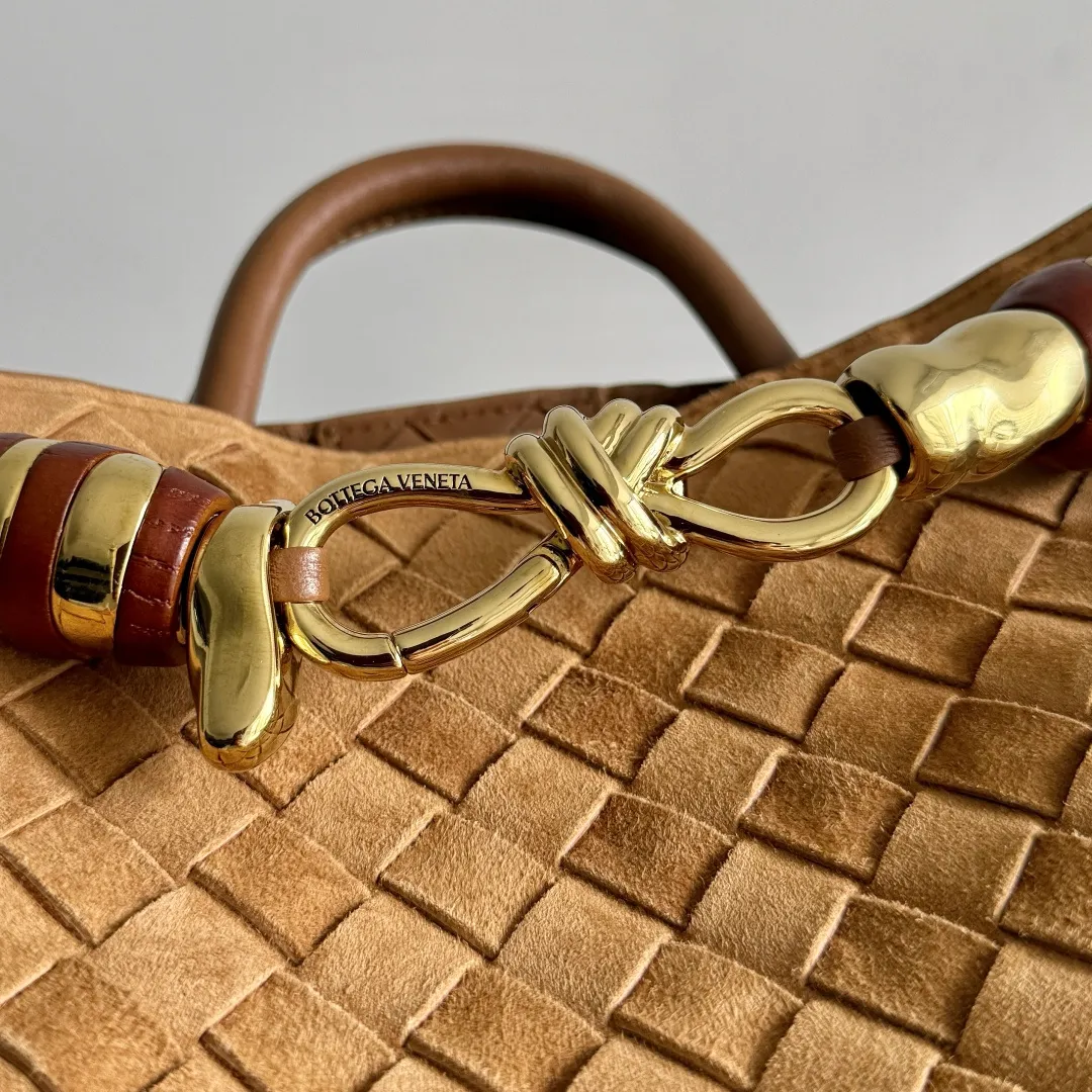 The new Andiamo batch of 3060 BV is shipped‼ ️The classic intercciato weaving process is used to create a soft bag, the metal knot is made of micro-cast aluminum using jewelry technology🪢, and the decorative beads are made of metal and hand-polished oak, allowing you to jump repeatedly between elegance and fun💃, making it unpredictable. Classic and versatile, it shows off your temperament, and the bag has a large capacity, making it very convenient for daily commuting! It has a variety of carrying methods, the shoulder straps can be adjusted by yourself, the original lambskin feels soft and delicate, and the unisex style breaks gender boundaries and brings a more practical and long-lasting use experience. The Andiamo, which has both elegant and casual styles, perfectly interprets the "fashionable old money style". Style No.: 743568+Wood Hardware Color: Suede Amber Brown·New Size: 25*22*10.5cm